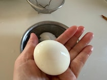 ゆで卵が毎回ボロボロ…を卒業！「つるんとむける」8つのコツでストレス減！