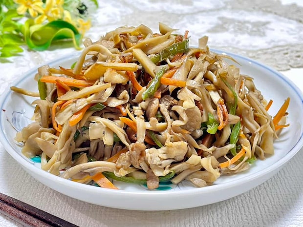 調味料2つで激うま!「まいたけと豚肉のめんつゆバター炒め」