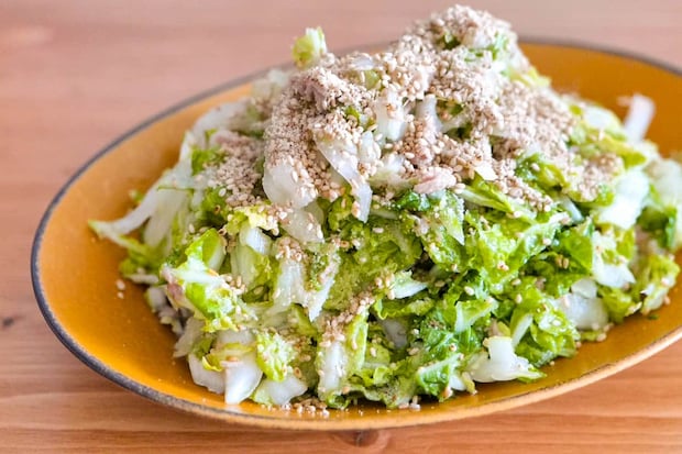 ポリ袋でパパッと作れる!箸が止まらん!「白菜とツナのごま塩和え」レシピ