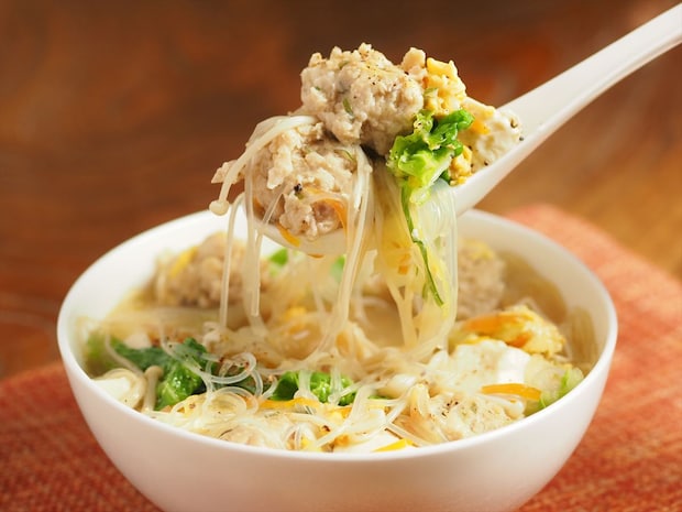 優しい味で大満足!鶏団子と白菜の具だくさん春雨スープ