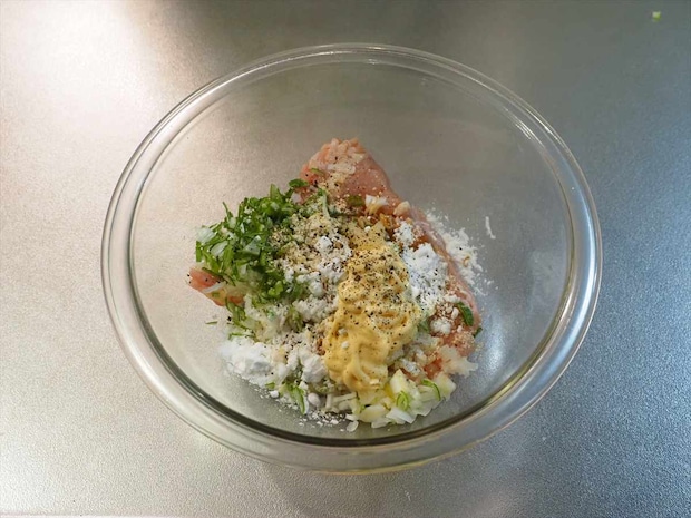 優しい味で大満足!鶏団子と白菜の具だくさん春雨スープ