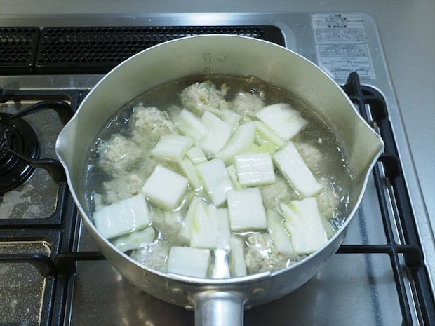 優しい味で大満足!鶏団子と白菜の具だくさん春雨スープ