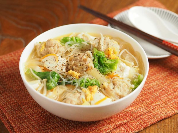 優しい味で大満足!鶏団子と白菜の具だくさん春雨スープ