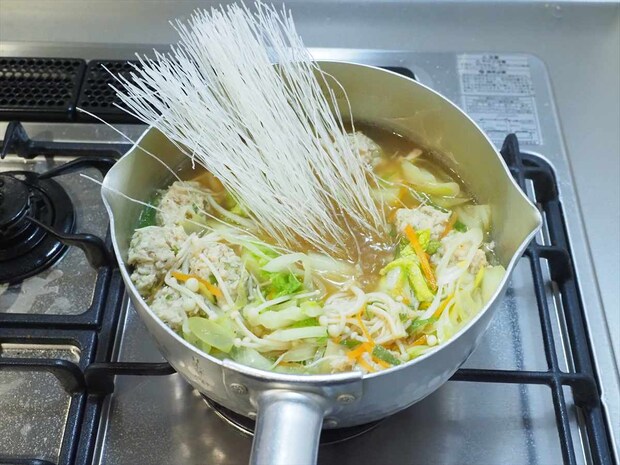 優しい味で大満足!鶏団子と白菜の具だくさん春雨スープ