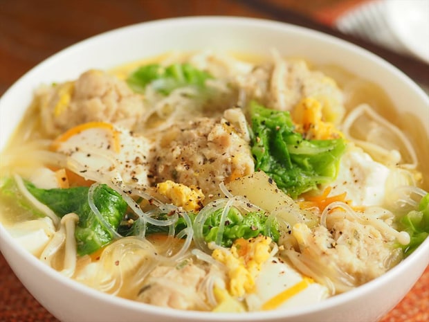 優しい味で大満足!鶏団子と白菜の具だくさん春雨スープ