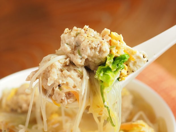 優しい味で大満足!鶏団子と白菜の具だくさん春雨スープ