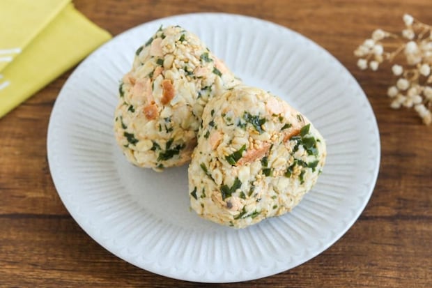 鮭とわかめのオートミールおにぎり