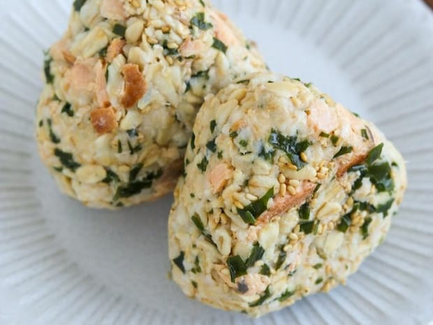 鮭とわかめのオートミールおにぎり