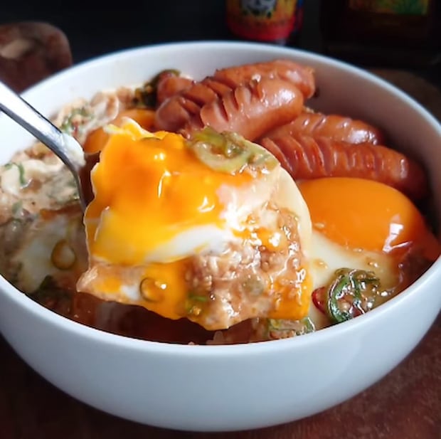 フライパン1つで完成!のっけるだけ「目玉焼き丼」5選