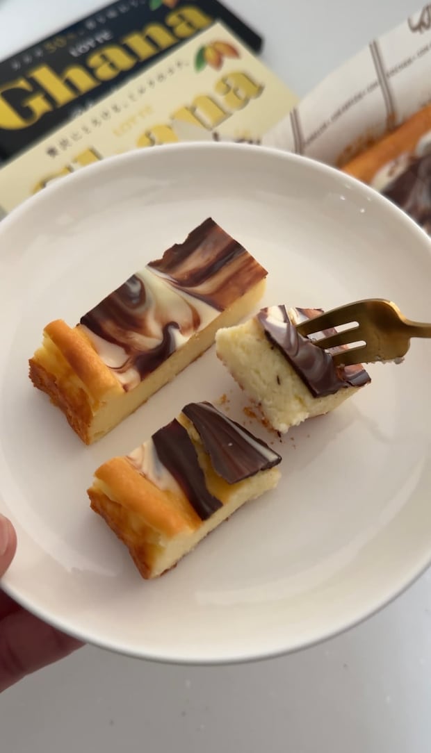 パリッと食感がたまらない♪板チョコをのせるだけで簡単「チョコチーズケーキ」