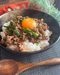 やる気ゼロでも作れる！「ひき肉」の簡単どんぶりレシピ