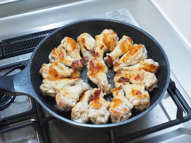 フライパン1つで簡単!手羽元1kgのガーリック塩焼き|作り置きにもおすすめ