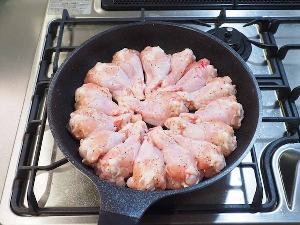 フライパン1つで簡単!手羽元1kgのガーリック塩焼き|作り置きにもおすすめ