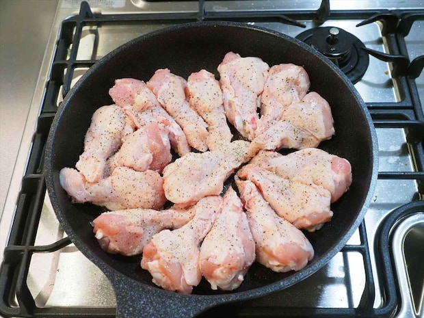 フライパン1つで簡単!手羽元1kgのガーリック塩焼き|作り置きにもおすすめ