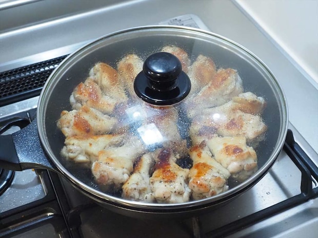 フライパン1つで簡単!手羽元1kgのガーリック塩焼き|作り置きにもおすすめ