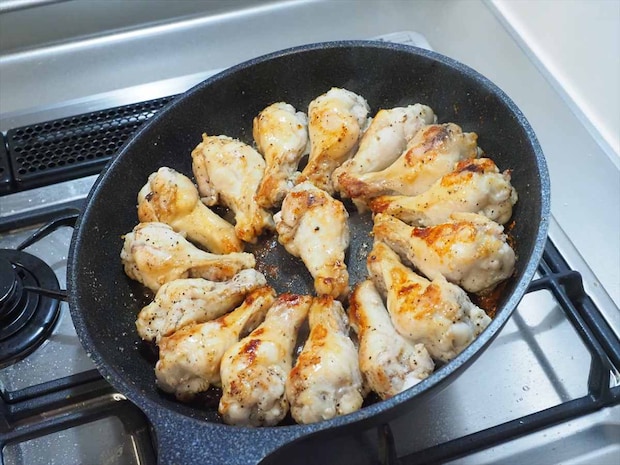 フライパン1つで簡単!手羽元1kgのガーリック塩焼き|作り置きにもおすすめ