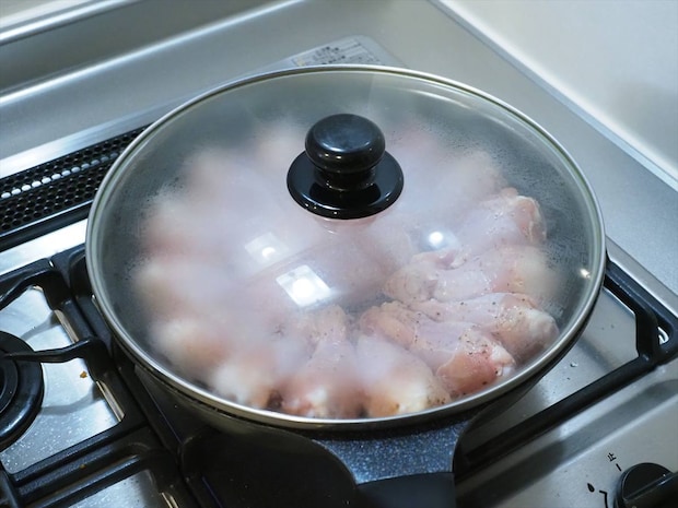 フライパン1つで簡単!手羽元1kgのガーリック塩焼き|作り置きにもおすすめ