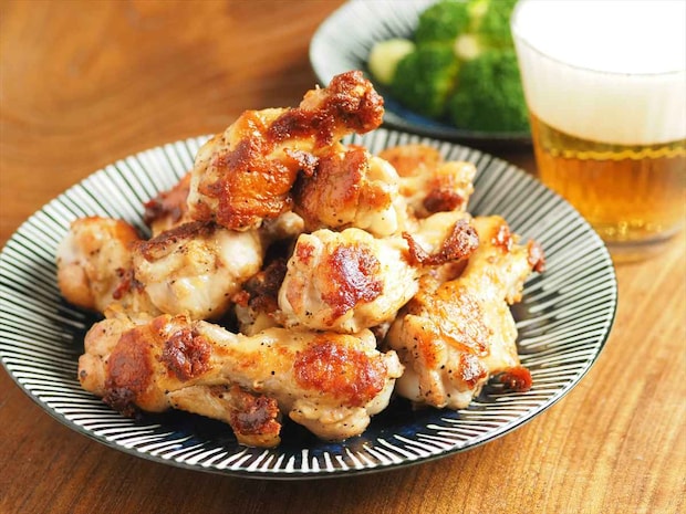 1kgを一気に調理!コスパ最強「手羽元のガーリック塩焼き」レシピ