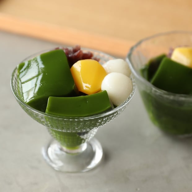 お皿にもった千紀園の宇治抹茶ゼリー