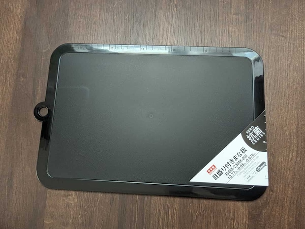 “〇〇cmに切る”が一瞬！ダイソー「目盛付きまな板」が便利