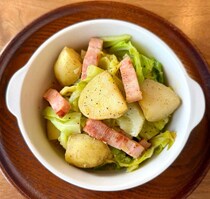 春のはじまりに♪くたっと甘い「春キャベツと新じゃがの塩バター煮」