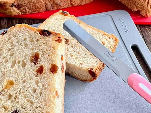 ホームベーカリーで簡単！黒糖のコクがおいしい「レーズン食パン」の作り方