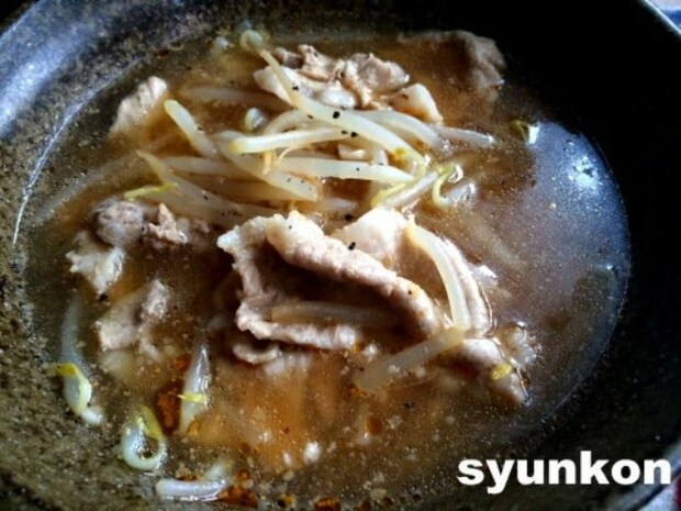 「もやしと豚肉のこくうまごま味噌スープ」レシピ