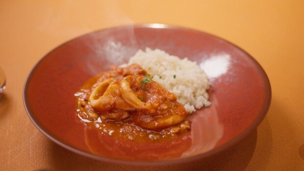 ミシュラン店の若手シェフが本気で作る！「いかのセート風煮込み」がプロ級の旨さ♪