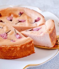 混ぜて焼くだけでしっとりなめらか♪「桜あんのお豆腐チーズケーキ」の作り方
