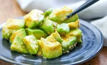 いま、アボカドが安い！食材少なめで作れる「アボカド×ごま油」レシピ