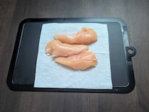 肉や魚のドリップ対策に！ダイソー「吸収シート」が便利