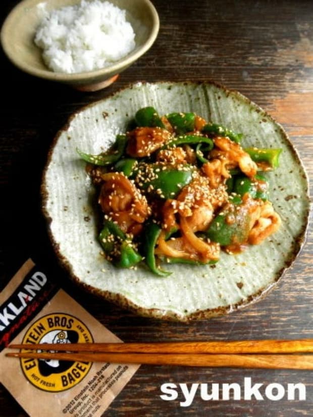 「豚こまとピーマンと玉ねぎのごまみそ炒め」レシピ