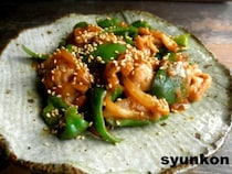 簡単！「豚こまとピーマンと玉ねぎのごまみそ炒め」レシピ