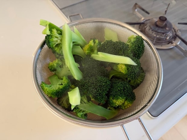 ざるに広げて冷ます