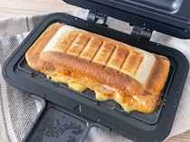 レンジとは思えないこんがり感！約2分30秒でホットサンドが作れるアイテムが便利すぎ♪