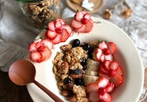 かわいいお花に大変身！「いちごの飾り切り」アイデア