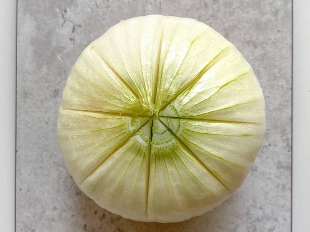 とろとろ♡まるごと新たまねぎのカレーチーズ蒸し