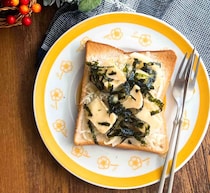 とろけるチーズがたまらない！「新玉ねぎとしらすの贅沢トースト」の作り方