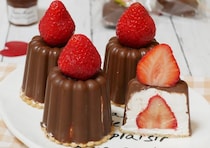 SNSで話題のスイーツが100均の型で簡単に♪「チョコいちごカヌレ」の作り方