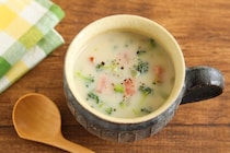 ブロッコリーをまるごと活用！「ベーコンとブロッコリーの豆乳スープ」がやさしい甘さ♪