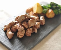 一口サイズで食べやすい！黒毛和牛サイコロステーキの実力