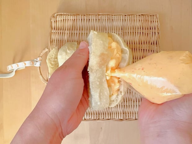 卵サラダを絞り出す