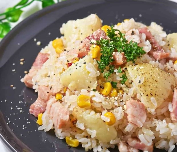 やる気ゼロの日でも作れる！炊飯器任せで大満足な「具だくさんご飯」