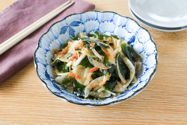 新玉ねぎとわかめの梅おかか和え