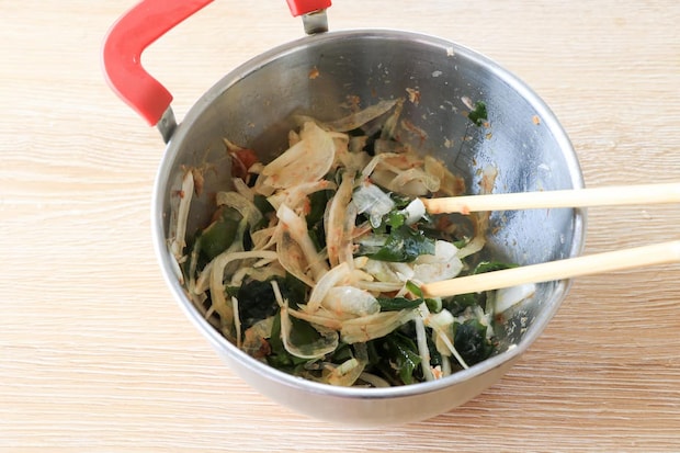 新玉ねぎとわかめの梅おかか和え