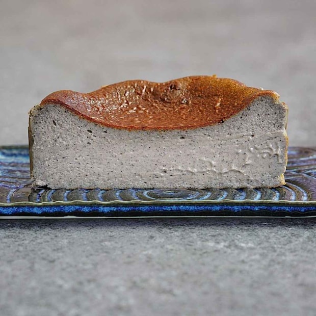 “濃厚黒胡麻”のバスク風チーズケーキ