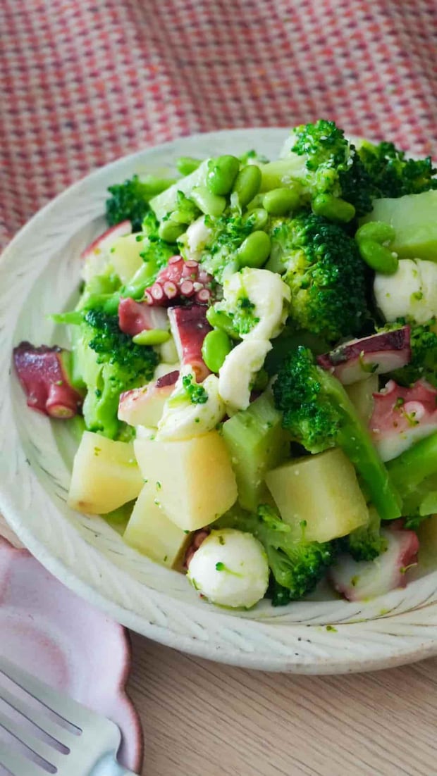 タコとブロッコリーのバジルチーズ和え