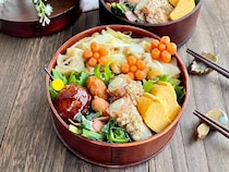 うどんの具をご飯の上に！？金沢名物「いなり丼」の作り方