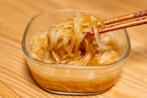 作業時間たった3分！ポリ袋で漬けるだけの「新玉ねぎの旨塩ポン漬け」がおいしすぎる