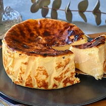 チーズケーキ好きが「一番」と断言！料理家がリピートする「濃厚バスクチーズケーキ」